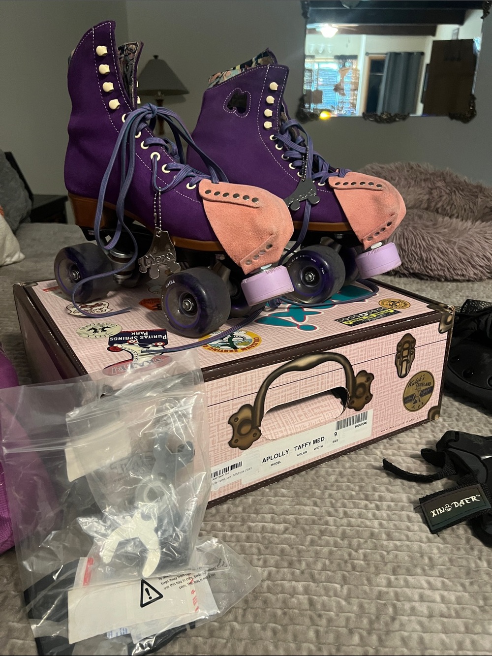 Like new!! Moxi purple ROLLAR SKATES & GEAR! Womens sz 9